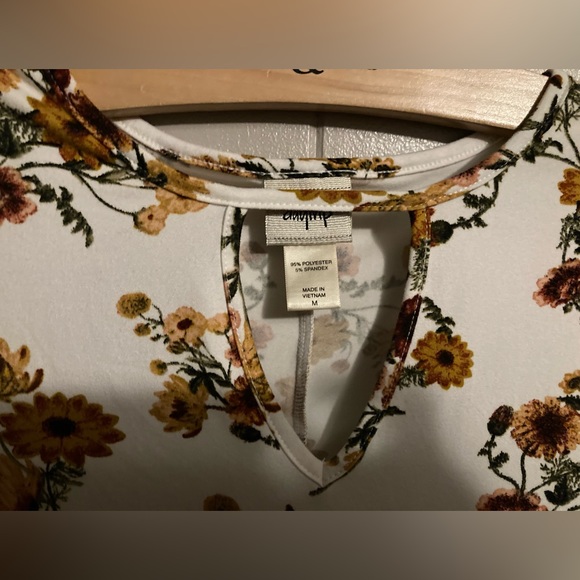 👚(bundle 4 items w/👚for $16) Beautiful flowered top - Picture 5 of 7